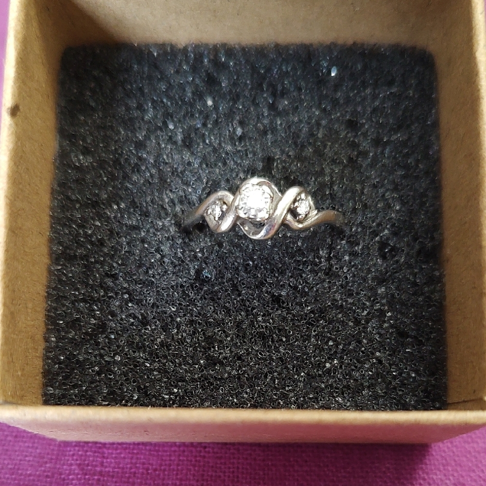 Elegant Silver Twirl Ring